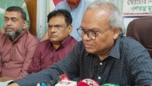 লন্ডন বৈঠক দেশের রাজনীতিতে সুবাতাস আনবে - রুহুল কবির রিজভী এখন চান্দিনা ।।ডেস্ক রিপোর্ট।। বুধবার, ১১ জুন, ২০২৫,২৮ই জৈষ্ঠ্য ১৪৩২ বঙ্গাব্দ ‘লন্ডন বৈঠক দেশের রাজনীতিতে সুবাতাস আনবে’ বিএনপির সিনিয়র যুগ্ম মহাসচিব রুহুল কবির রিজভী বলেছেন, যুক্তরাজ্যের লন্ডনে অন্তর্বর্তীকালীন সরকারের প্রধান উপদেষ্টা ড. মুহাম্মদ ইউনূস এবং বিএনপির ভারপ্রাপ্ত চেয়ারম্যান তারেক রহমানের মধ্যে বৈঠকটি হবে ঐতিহাসিক। এই বৈঠকের মাধ্যমে দেশের রাজনীতিতে সুবাতাস বইবে। বুধবার দুপুরে রাজধানীর নয়াপল্টনে বিএনপির কেন্দ্রীয় কার্যালয়ে সাংবাদিকদের সঙ্গে মতবিনিময়কালে এ কথা বলেন তিনি। রিজভী বলেন, ‘গোটা জাতি আজ লন্ডনের দিকে তাকিয়ে'। বিশ্বাস করি এটি হবে ঐতিহাসিক বৈঠক এবং এ বৈঠকের মাধ্যমে দেশের রাজনীতিতে সুবাতাস বইবে। অন্তর্বর্তী সরকারের প্রধান উপদেষ্টা ড. মুহাম্মদ ইউনূস আগামী বছরের এপ্রিলের প্রথমার্ধে জাতীয় সংসদ নির্বাচনের ঘোষণা দিয়েছেন। তবে বিএনপি আগামী ডিসেম্বরে জাতীয় নির্বাচনের দাবিতে অনড়। এমন পরিস্থিতিতে আগামী শুক্রবার লন্ডনে একান্ত বৈঠকে বসছেন ড. ইউনূস ও বিএনপির ভারপ্রাপ্ত চেয়ারম্যান তারেক রহমান। দুই ঘণ্টাব্যাপী এই বৈঠকে চলমান রাজনৈতিক জটিলতা অনেকখানি কেটে যাবে বলে আশা করা হচ্ছে। বিএনপির সিনিয়র যুগ্ম মহাসচিব রিজভী আরও বলেন, ‘ইতিমধ্যে ডিসেম্বরে নির্বাচনের যৌক্তিকতা তুলে ধরেছে বিএনপি। যৌক্তিক সময়েই নির্বাচন হবে বলে জাতি প্রত্যাশা করে। আলোচনার মধ্য দিয়ে নির্বাচনসহ সব সমস্যা সমাধান সম্ভব। বিএনপির সিনিয়র এই নেতা বলেন, প্রতিবেশী দেশ বাংলাদেশের প্রতি ভয়ঙ্কর বিদ্বেষপরায়ণ হয়ে উঠছে। বিশেষ করে শেখ হাসিনার পতনের পর তারা হিংস্র হয়ে উঠেছে। পায়ে পাড়া দিয়ে ঝগড়া লাগানোর চেষ্টা করছে। সীমান্ত এলাকায় পুশইনের হিড়িক লেগেছে। বাংলাদেশ কি বর্জ্য ফেলার স্থান?- প্রশ্ন রাখেন রিজভী। রিজভী বলেন, ‘দেশের লোককে বিদেশি বানিয়ে ভারত বাংলাদেশে পুশইন করতে চাইলে প্রতিবাদের পাশাপাশি প্রতিরোধ করবে বাংলাদেশ। ভারতকে মনে রাখতে হবে অত্যাচার-নিপীড়ন করে শেখ হাসিনাও টিকে থাকতে পারেনি।